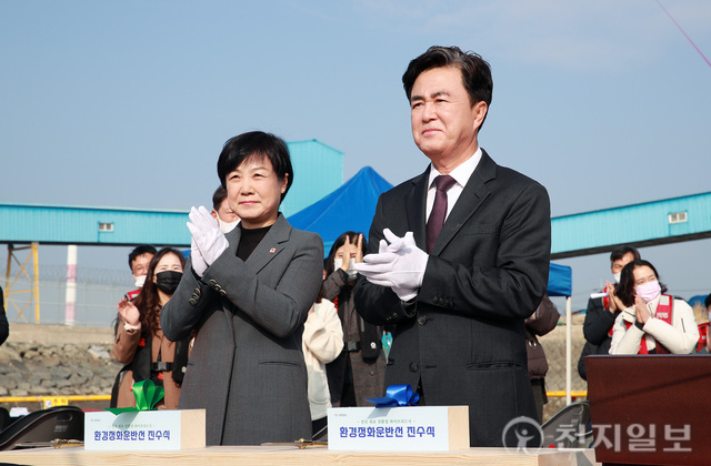 충남도, 해양쓰레기 운반 ‘늘푸른충남호’ 진수