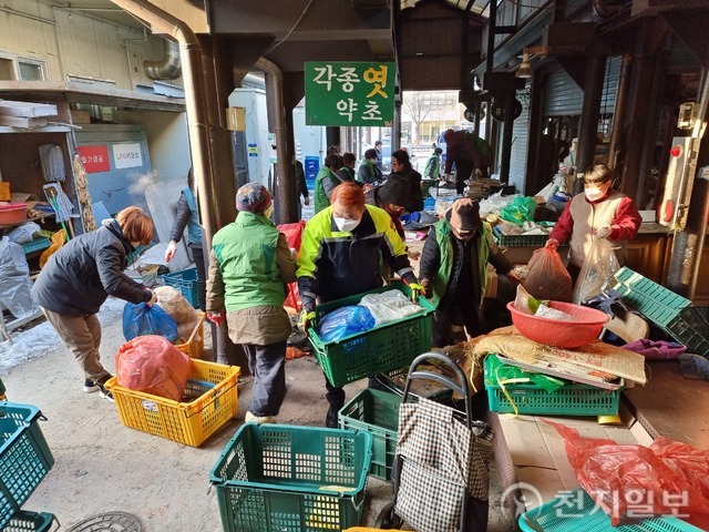 담양군 자원봉사단체, 창평임시시장 개장 위한 연합 봉사활동 전개
