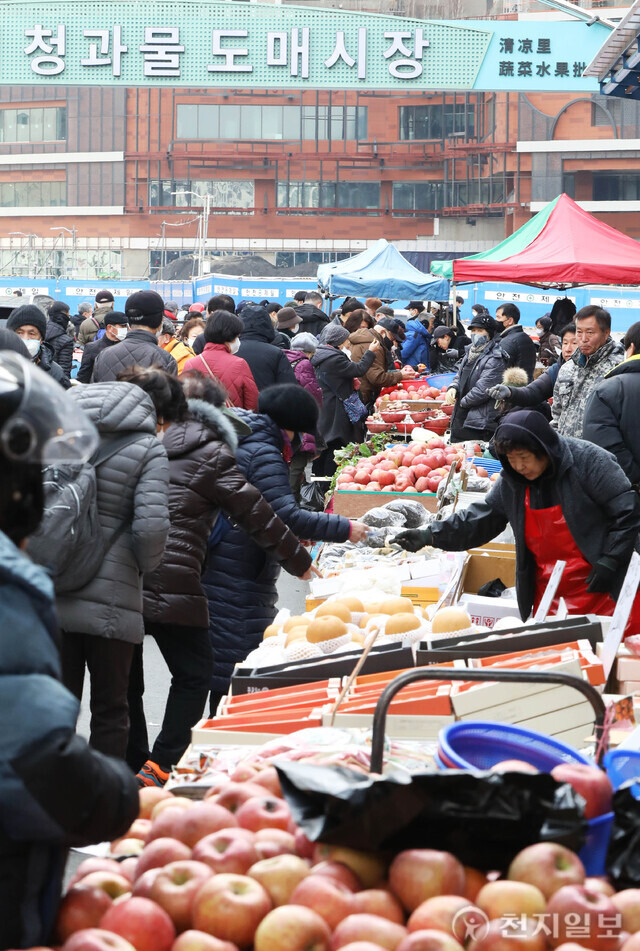 [포토] 설 앞두고 분주한 청과물시장
