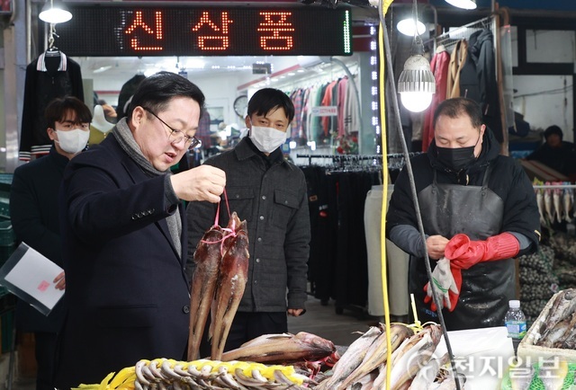 이장우 대전시장, 태평시장 찾아 상인·시민들에게 설 인사
