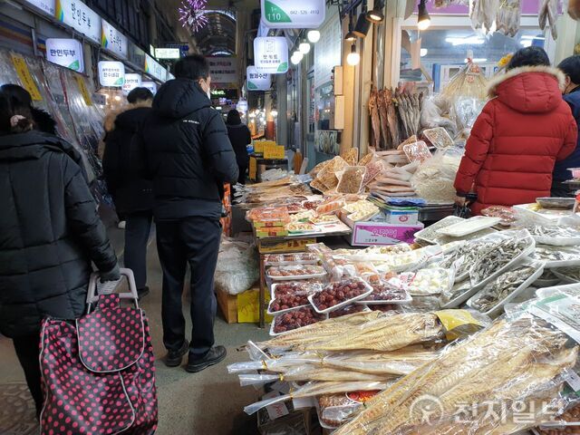 [천지포토] 설 명절, 대전시민 “떡 주세요”