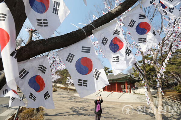 [포토] 효창공원 앞 가득한 태극기