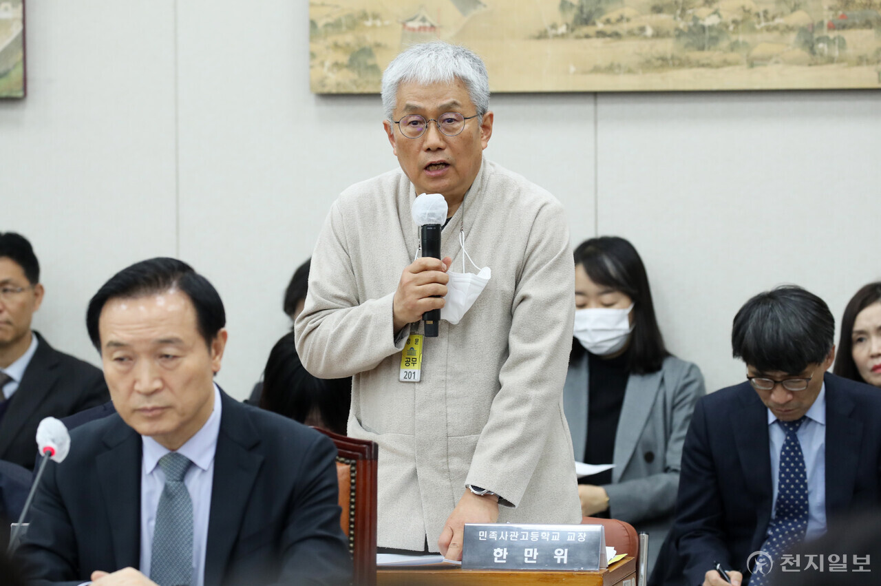 [포토] 의원질의 답하는 한만위 민족사관고등학교 교장