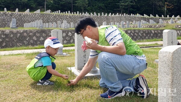 우리 아이 고사리 손 보태요… 현대ENG, 현충원 묘역 정화 가족 봉사 진행