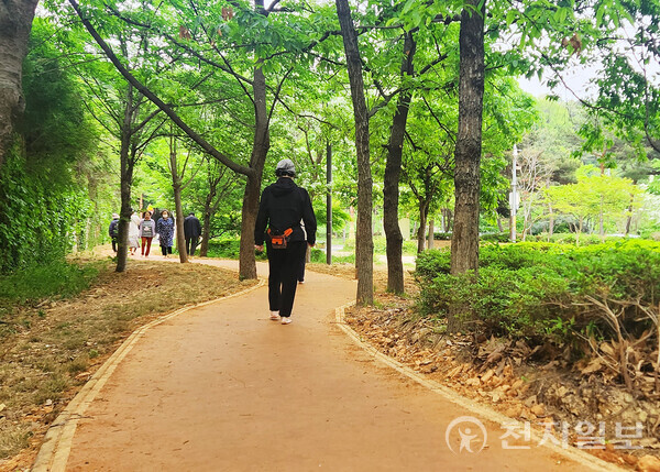 광주 서구, 어린이공원에 맨발 황톳길 조성