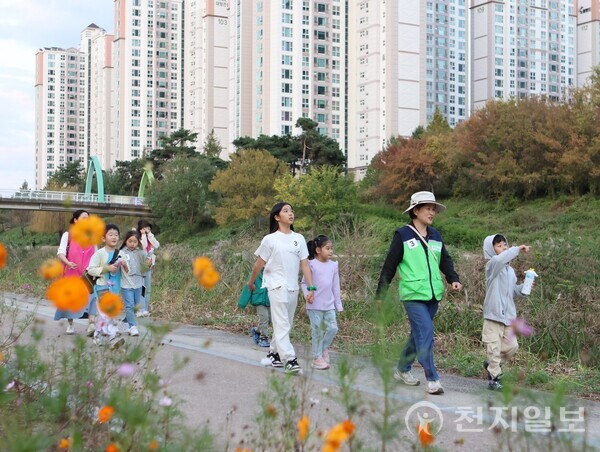 광주 새별초등학교, 풍영정천서 쓰담쓰담 달빛 걷기 행사 운영