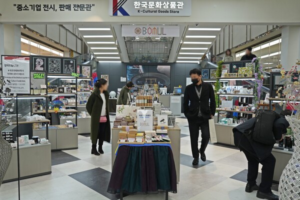 롯데마트, 제타플렉스 서울역점에 한국문화상품관 보물 오픈