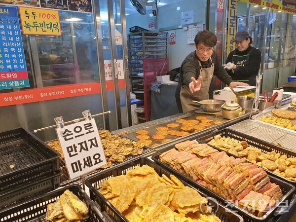 [포토 종합] 대전 설 명절 전통시장 풍경… 풍성한 재료에 잔잔한 미소