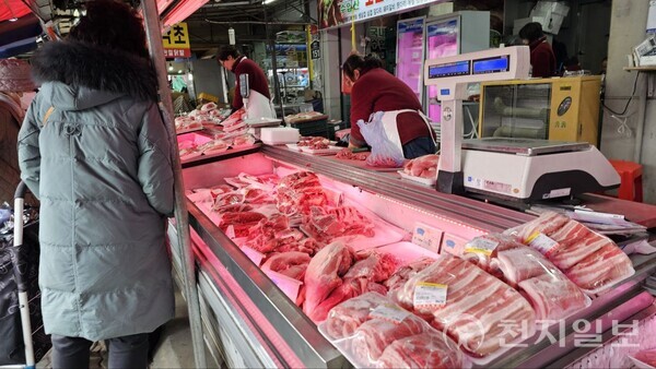 [포토] 경동시장 정육판매점서 장보는 시민