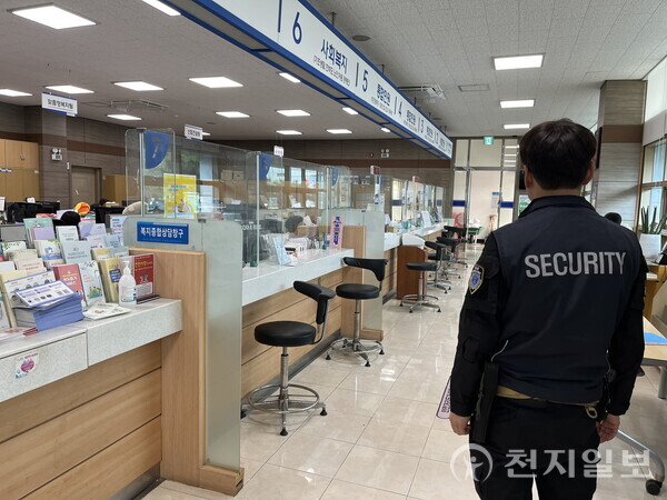 천안시 서북구청, 악성 민원인 위법행위 증가… 민원실 안전요원 배치