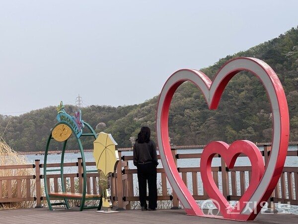 [포토] 군포반월호수둘레길서 봄 만끽
