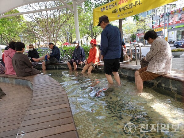 [포토] 대전 유성구, 족욕체험 즐기는 주민들