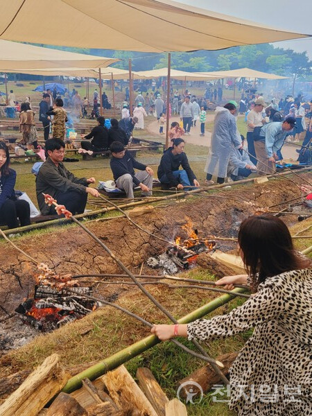 [포토] 고기 굽는 연천구석기축제 참가자들