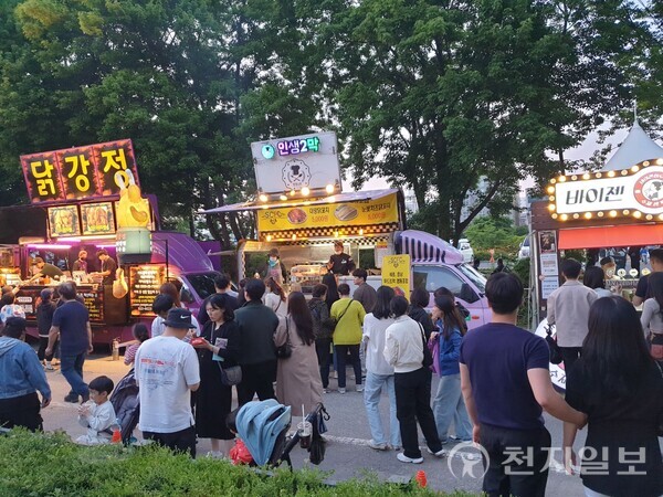 [포토] 2024 유성온천문화축제 즐기는 참여객들