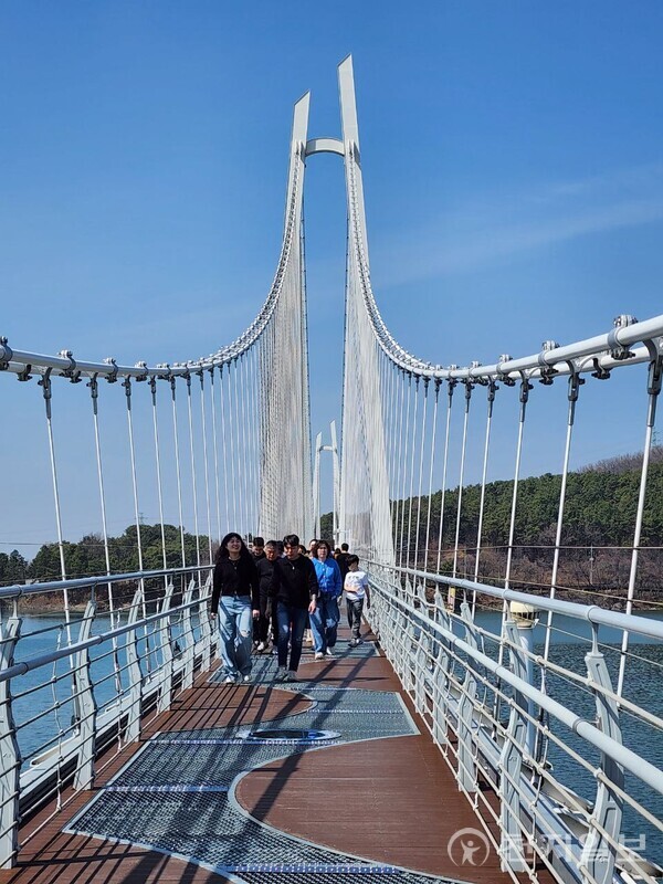 [지역명소] 충남 논산 탑정호 출렁다리 바다만큼 넓고 하늘만큼 깊은 탑정호… 동양 최장 출렁다리
