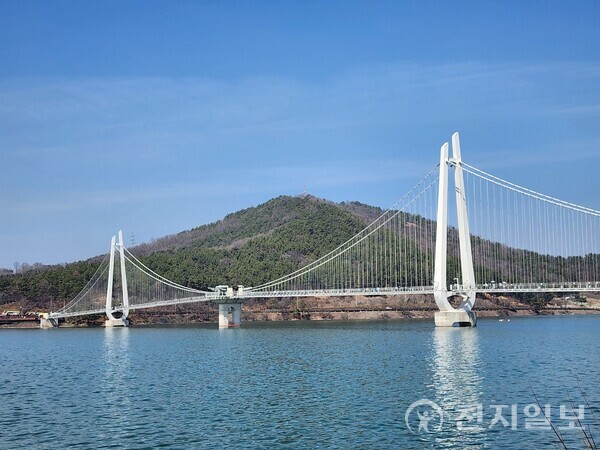 [지역명소] 충남 논산 탑정호 출렁다리 바다만큼 넓고 하늘만큼 깊은 탑정호… 동양 최장 출렁다리