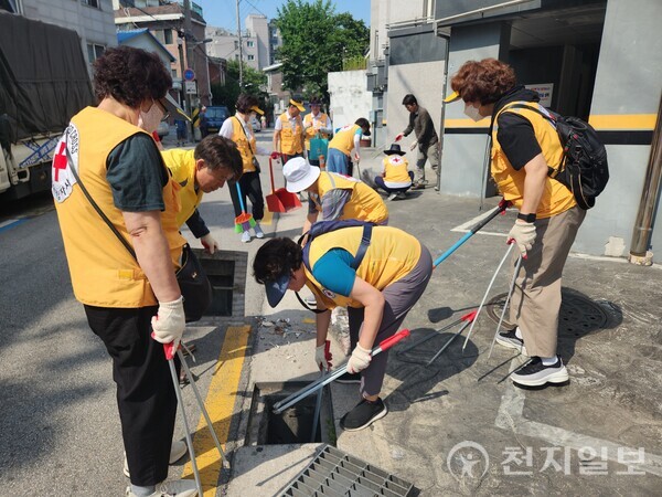 성북구 장위1동 적십자봉사단, 장마 대비 골목길 플로깅 펼쳐