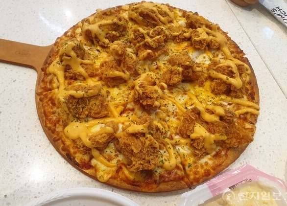 치킨·피자 한 번에… 맘스터치 싸이피자 흥행 반열 오르나