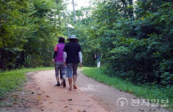 더위에 지친 해남군민들, 맨발 산책·음악 분수로 힐링