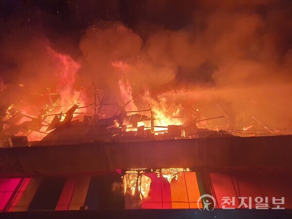 창원 마산합포구 대형 화재, 청과시장 점포 28곳 중 15곳 전소