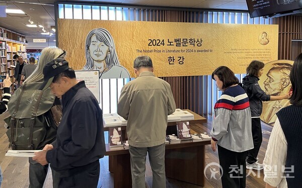 [이슈in] 한강과 동시대 살아서 감사… 지금 서점은 불난 호떡집