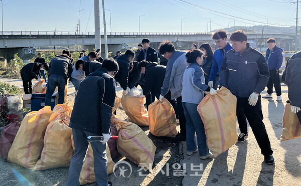 충남북부상공회의소, 성환천서 1사 1하천 정화활동 전개