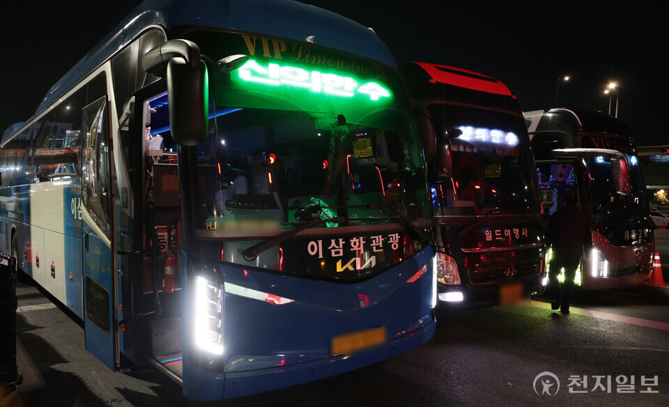 [포토] 몸과 마음을 녹이세요 한남동 집회에 등장한 난방버스