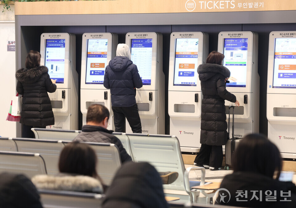 [포토] 버스표 구매하는 시민들