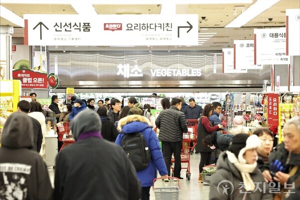 [르포] 설 전날, 전통시장은 텅… 대형마트는 쇼핑으로 북적북적