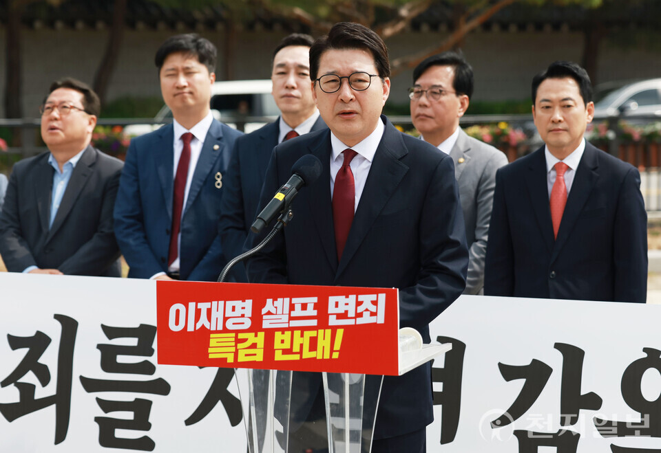 [포토] 조작 기소 특검법 규탄하는 신동욱 최고위원