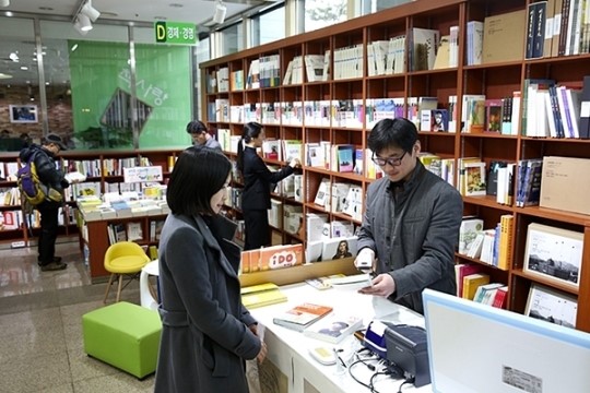 [포토] 국립중앙도서관, 책사랑 서점 개점… 주목하는 독자들