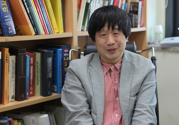 [글쓰기 시대- 나의 글쓰기] 비전업 스타작가 기생충 학자 서민 교수