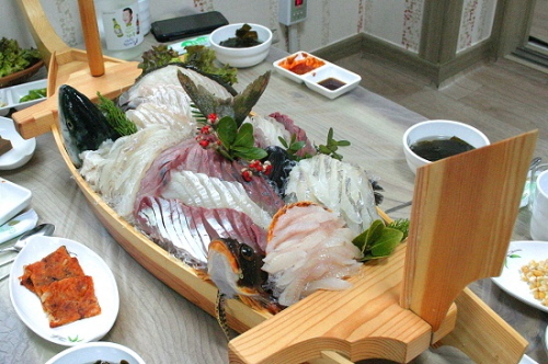 정직한 맛과 소박한 가격! 친절한 서비스가 있는 속초횟집 훈활어