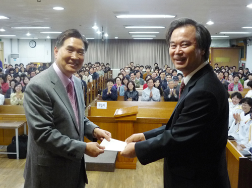 서울 한영교회, ‘고려신학대학원 주일’ 지키고 후원금 전달