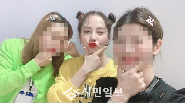 송지효 오랜만에 H컴퍼니+슬기ss...스태프들과 셀피 한 컷
