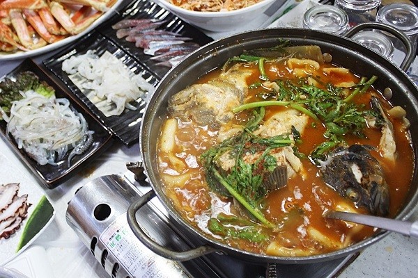 속초중앙시장 맛집 경상도횟집  메뉴구성 가성비로 이목 이끌어