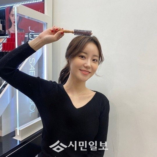 허영지 언니 허송연 메이크업에다 머리묶는거에 꽂힌 송연