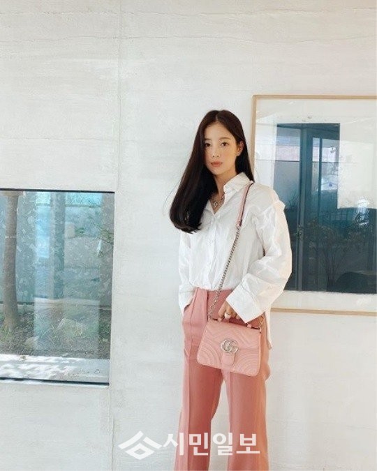 기여사의 일상 기은세 핑크핑크 머리염색하고 잘랐는데 티 나욤?