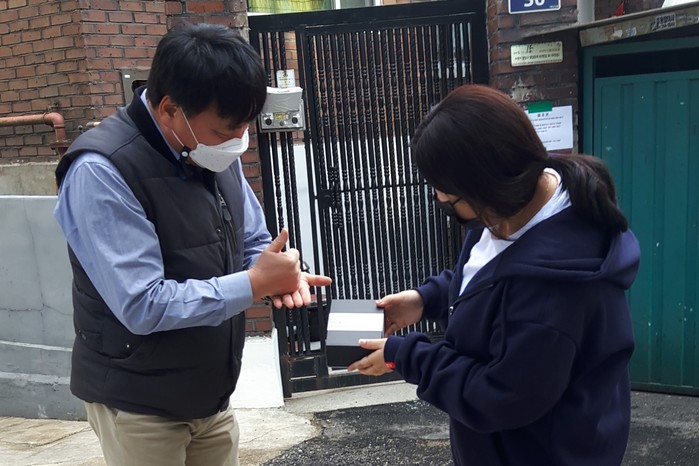 수원시 우만1동, 덕분에 수어 조각 주민에 전달