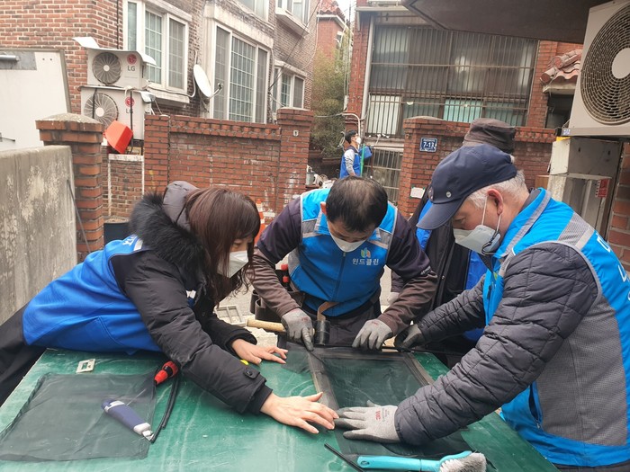 양천구 목2동 주민센터, 윈드클린과 달거리 경로당 방충망 설치 지원
