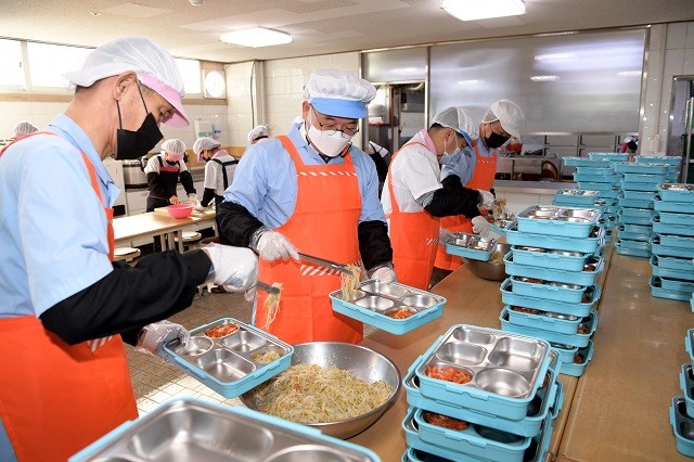 김종효 광주광역시 부시장, 결식우려 어르신 무료급식 현장 방문