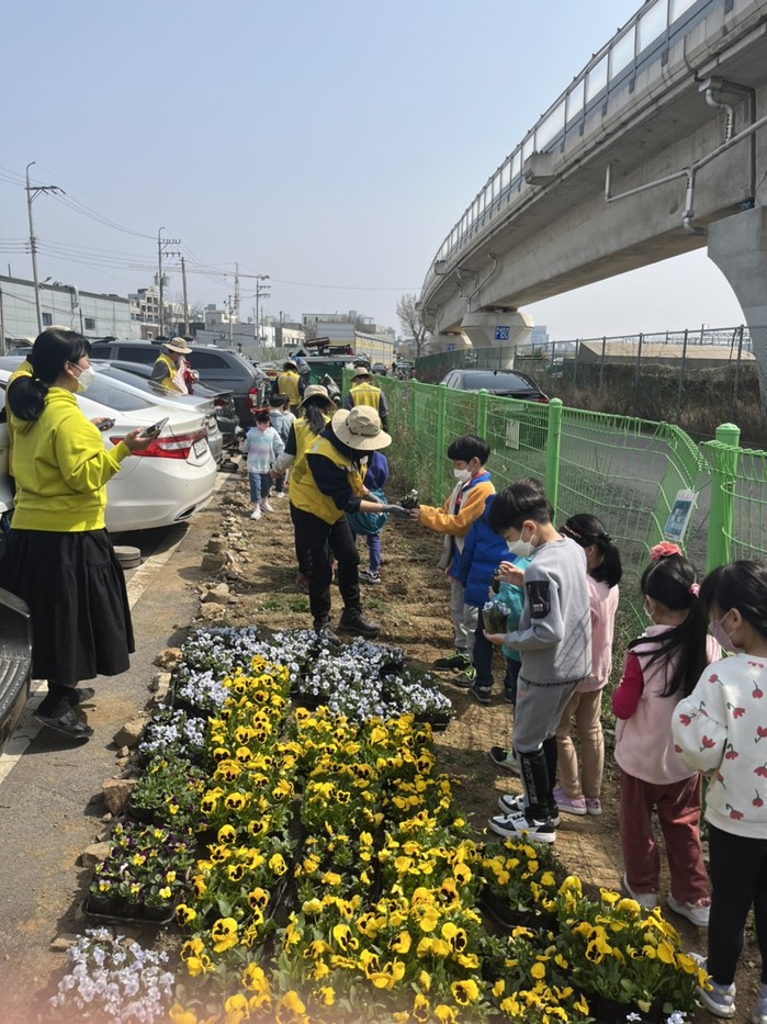 평택시 세교동 경기행복마을관리소 마을 지킴이들  아이들과 새봄맞이 마을정원가꾸기 활동 진행