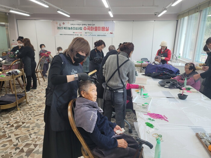 진주시 수곡면지사협 사랑그림숲 취약계층 어르신들께  이미용 봉사