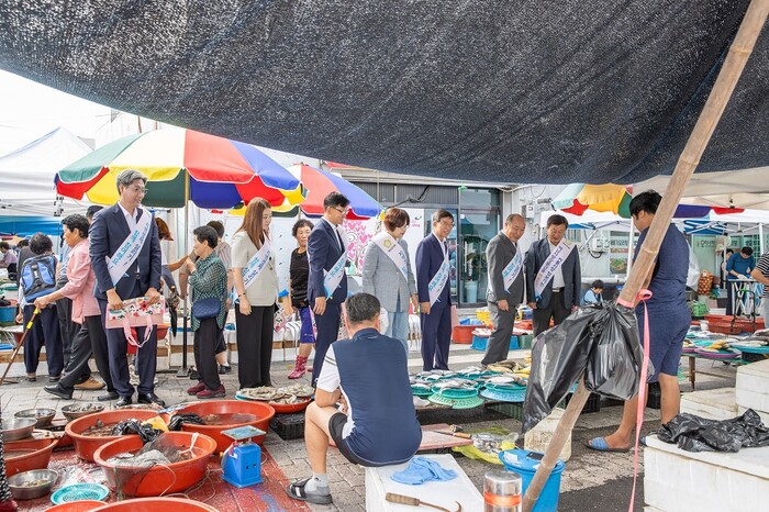 해남군의회, 추석맞이 전통시장 장보기와 사회복지시설 위문