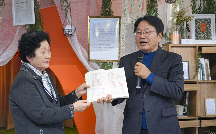 ‘소년이 온다’소설 주인공 ‘동호’ 실존인물 문재학 열사 어머니, 책 기증