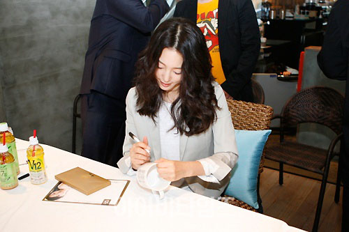 [포토] 한예슬 카페베네 사인회, ‘특별히 컵에 해드릴께요∼’