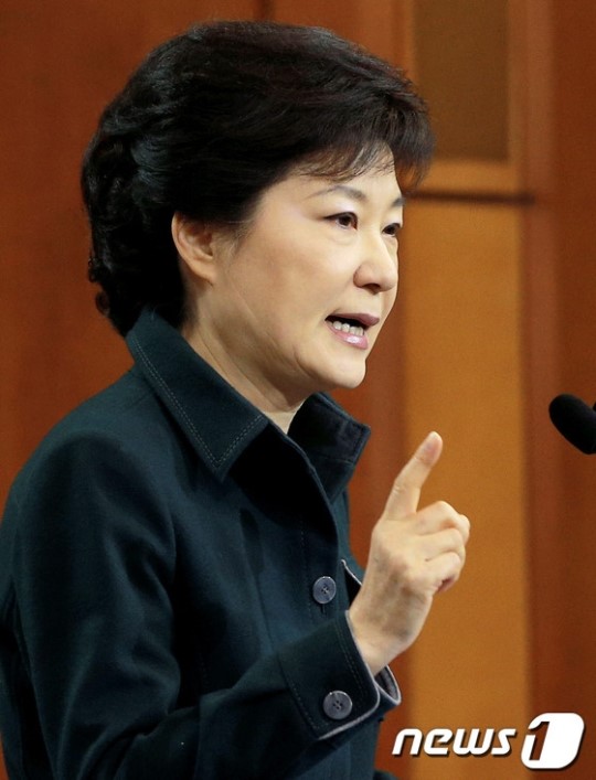 동아일보, 박근혜의 과거를 묻다