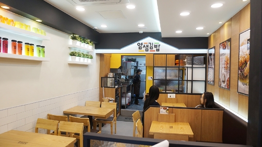 캐주얼 분식 브랜드 얌샘김밥, 신길본점 리뉴얼 오픈 변해야 산다