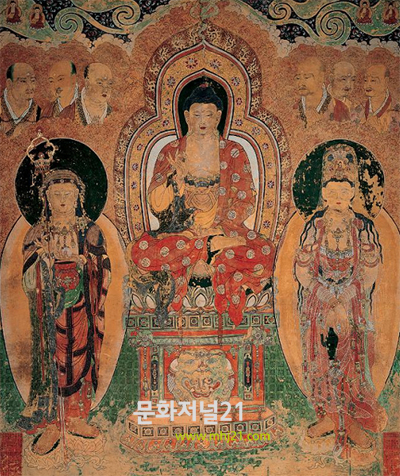 국보 제313호로 지정된 아미타여래삼존벽화