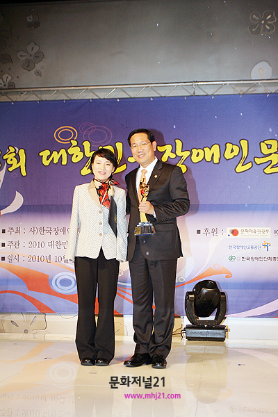 포토 대통령상 수상한 오순이 단국대 교수
